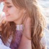 男性と抱き合う年下女性