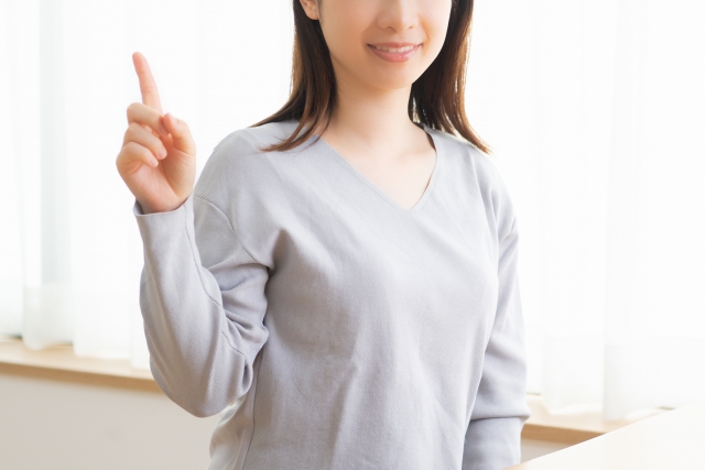 指を上げている年下女性
