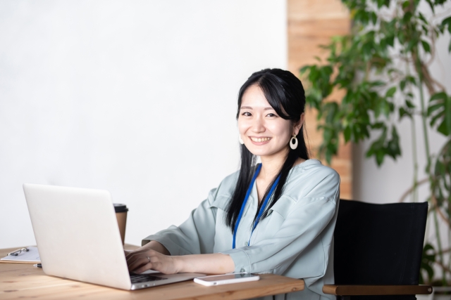 笑顔で仕事をする年下女性