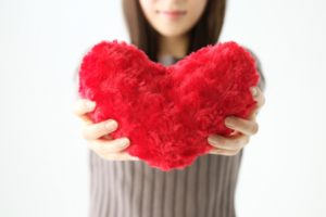 ハートを渡してくる年下女性