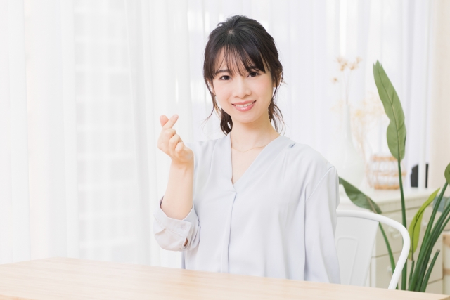 微笑む年下女性