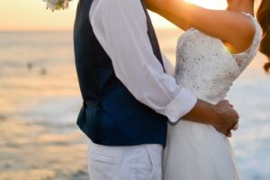 男性と抱き合う年下女性